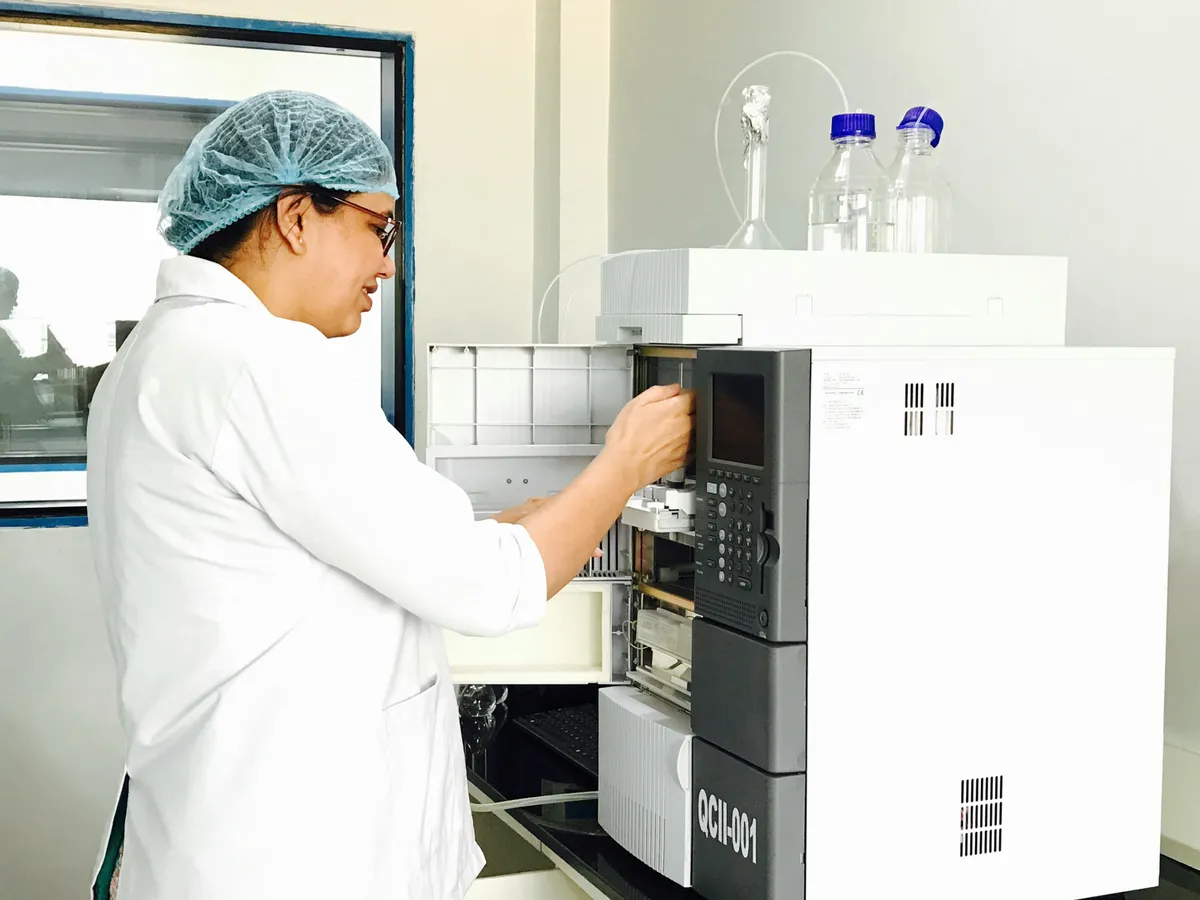 皮脂の酸化を示す実験器具のイメージ