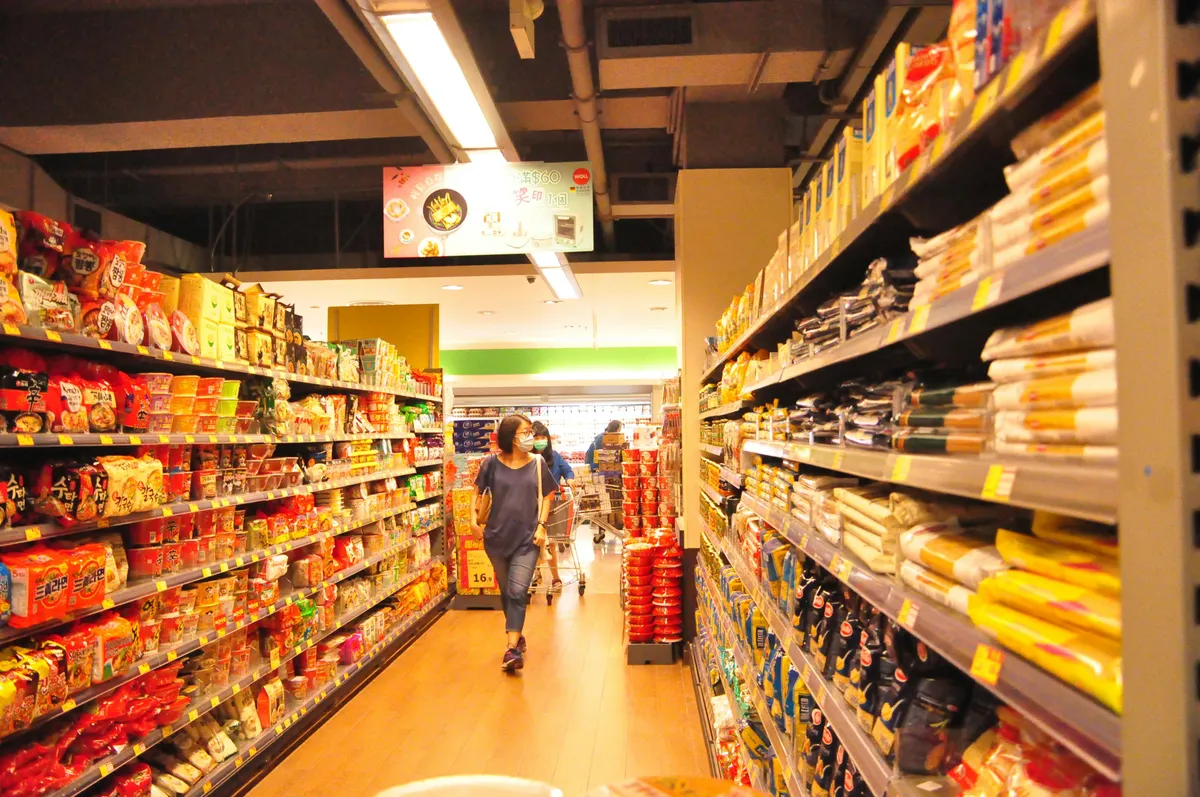 売り場での商品選択イメージ