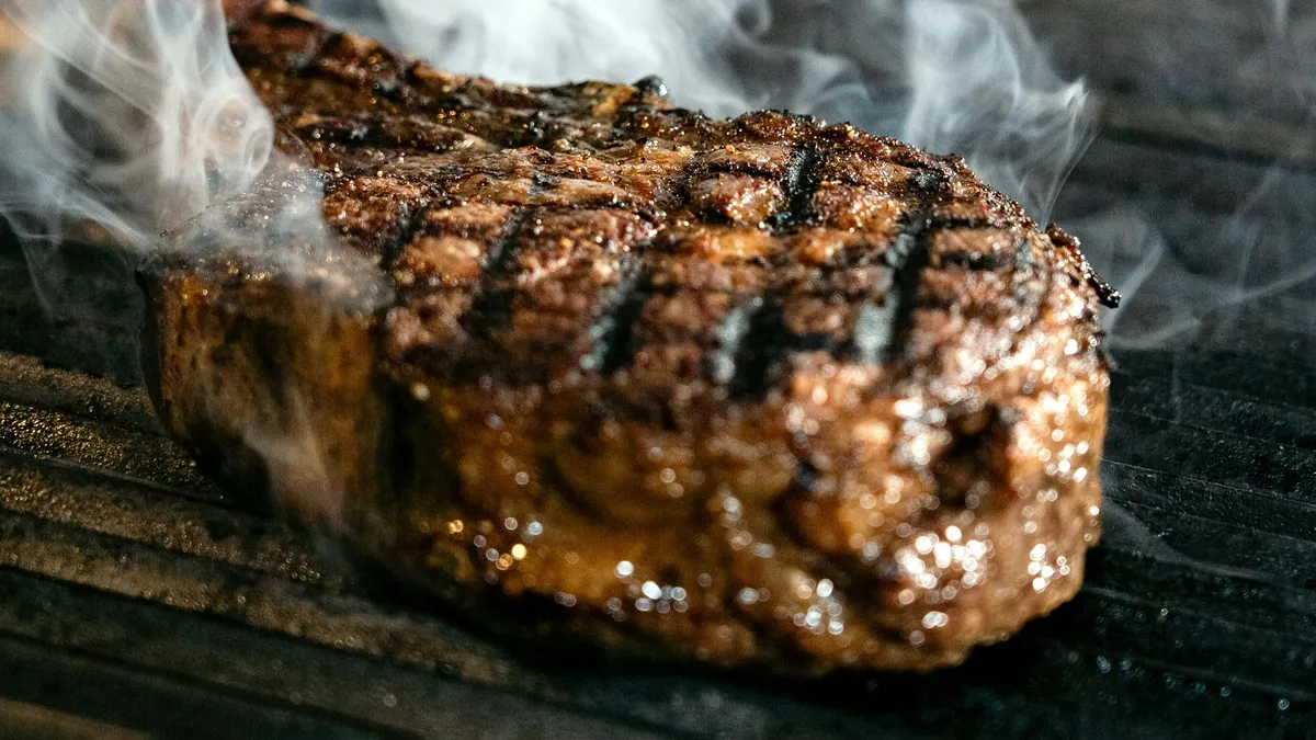 焼き上げたステーキのイメージ