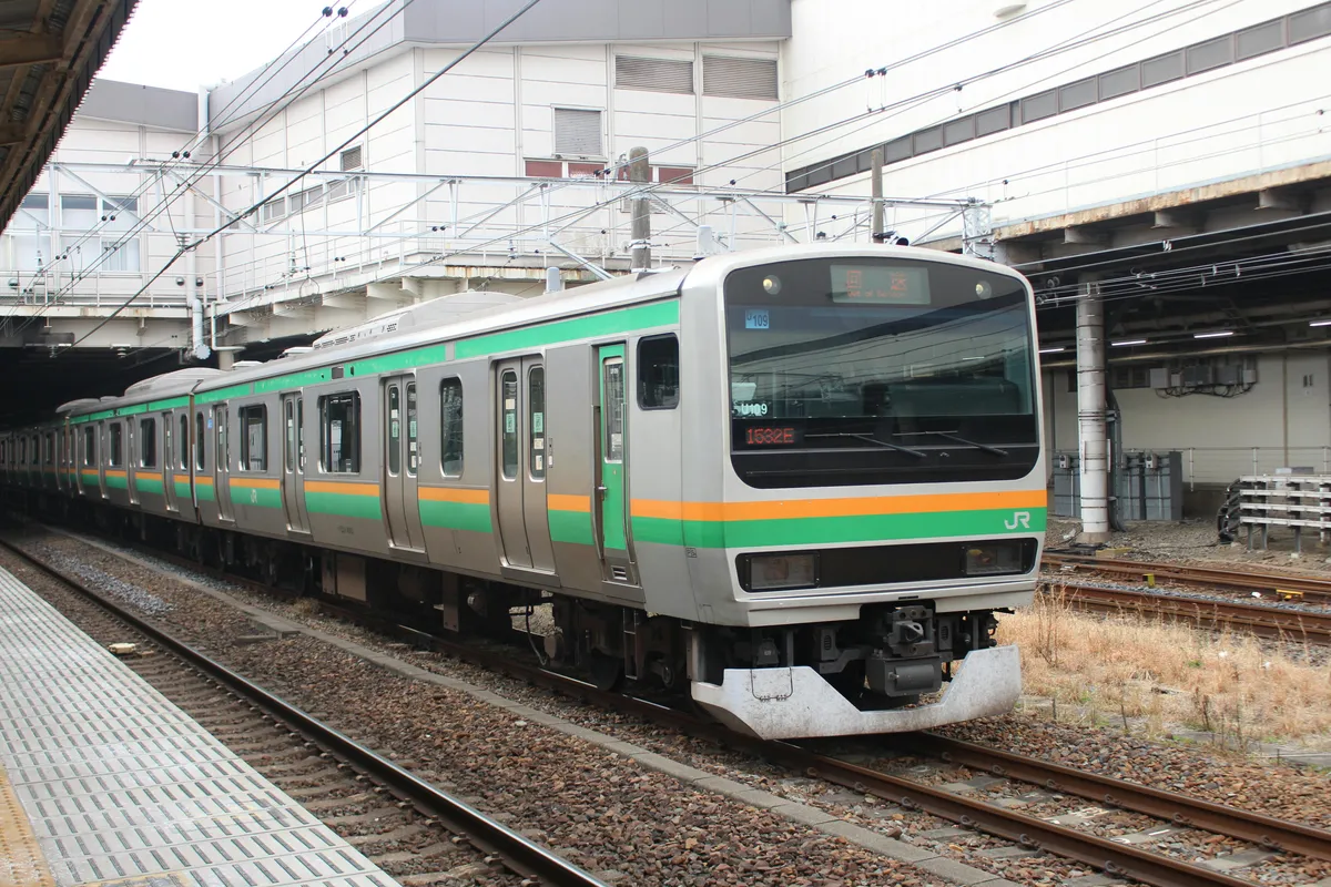 公共交通の車内空間と密閉環境のイメージ