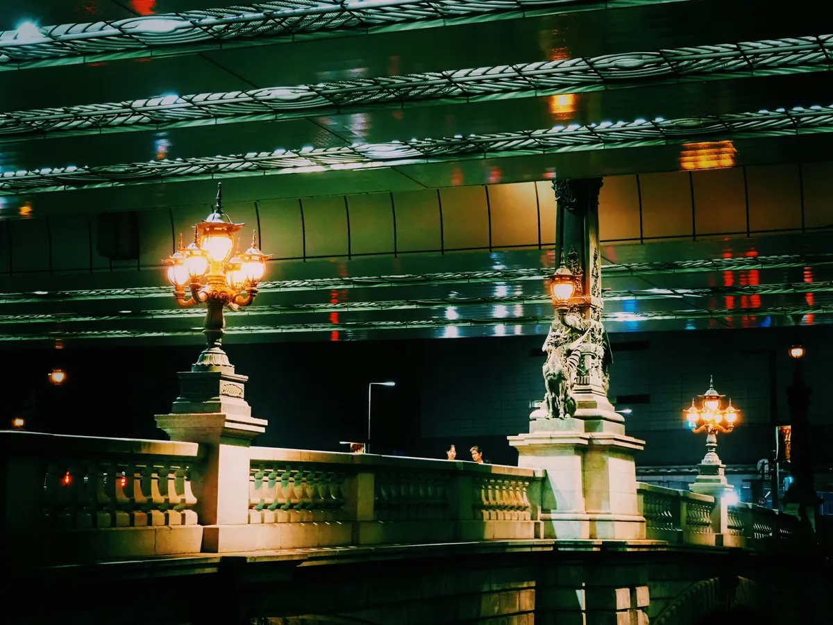 夜の都市空間をイメージした写真