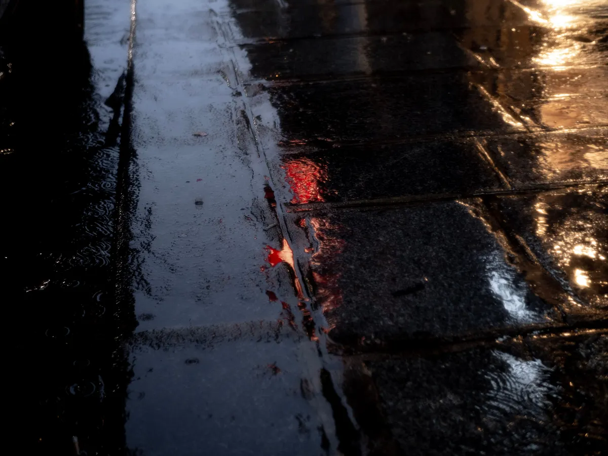 雨粒が乾いた地面に落ちるイメージ