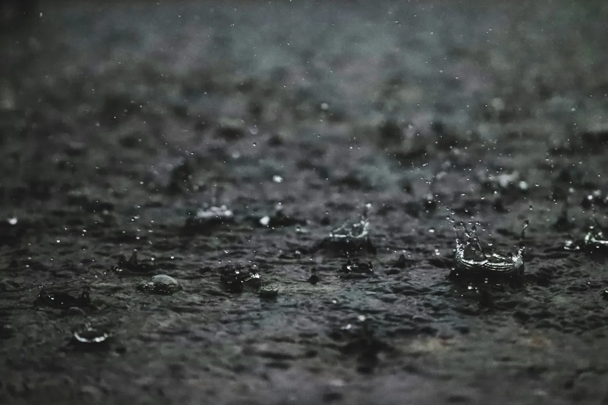 雨と地面のイメージ